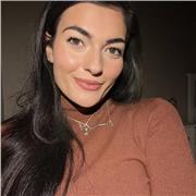 Ciao! Sono Alessandra e sono laureata in lingue, più precisamente in inglese e spagnolo come interprete e traduttrice e possiedo d